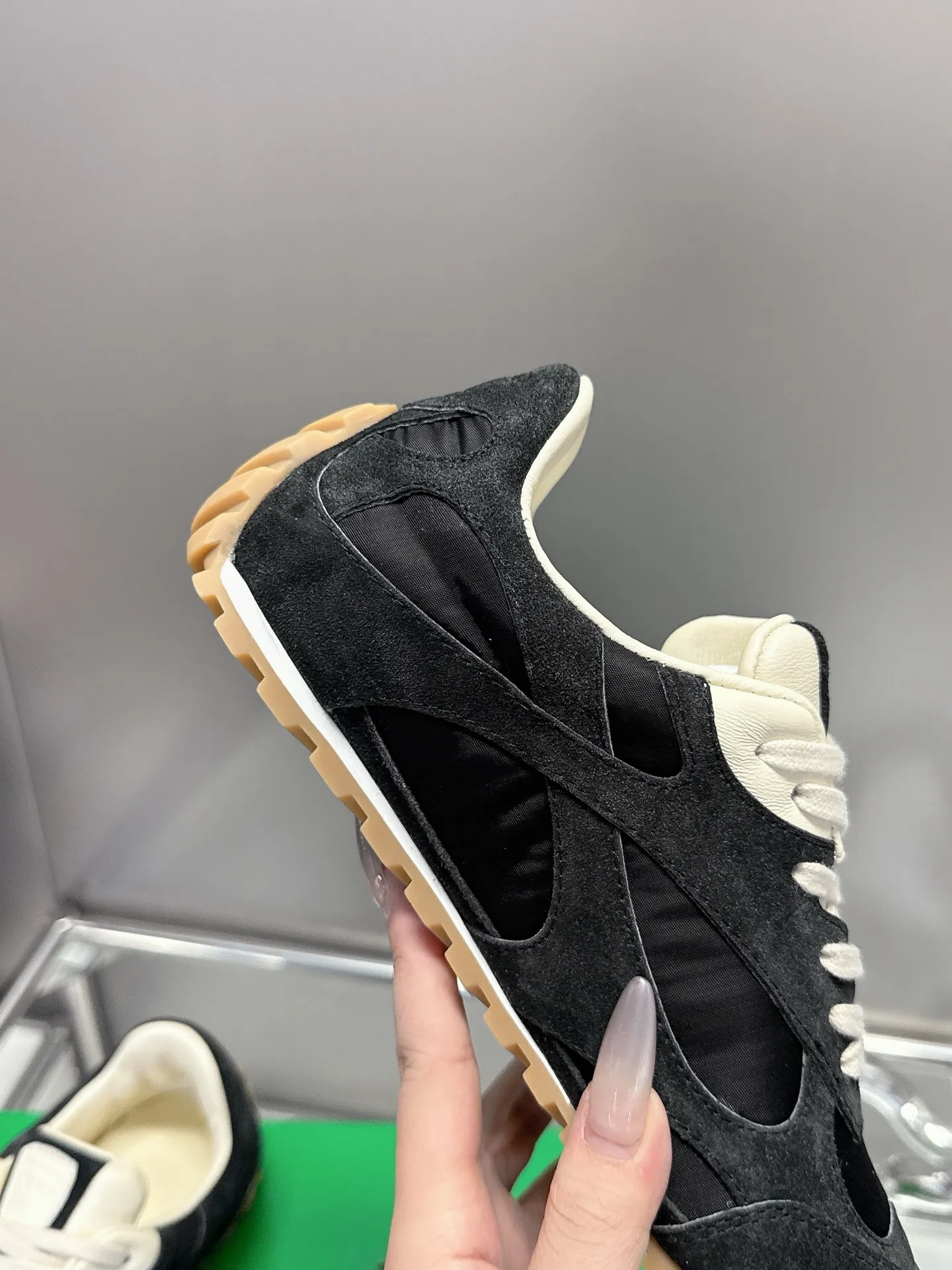 👟👟Ex-factory price 500👟👟 Bottega Veneta｜BV Bottega Veneta 25ss new Forrest shoes Dexun sneakers Sneaker technology nylon and suede, inspired by retro sneakers, a new interpretation of classic sneakers, lightweight, comfortable and breathable summer essentials The sole uses a classic woven texture, which is very recognizable, and is spliced with nylon suede, giving it a full texture!   Size: #Female 35-40 (41 made to order, non-refundable)